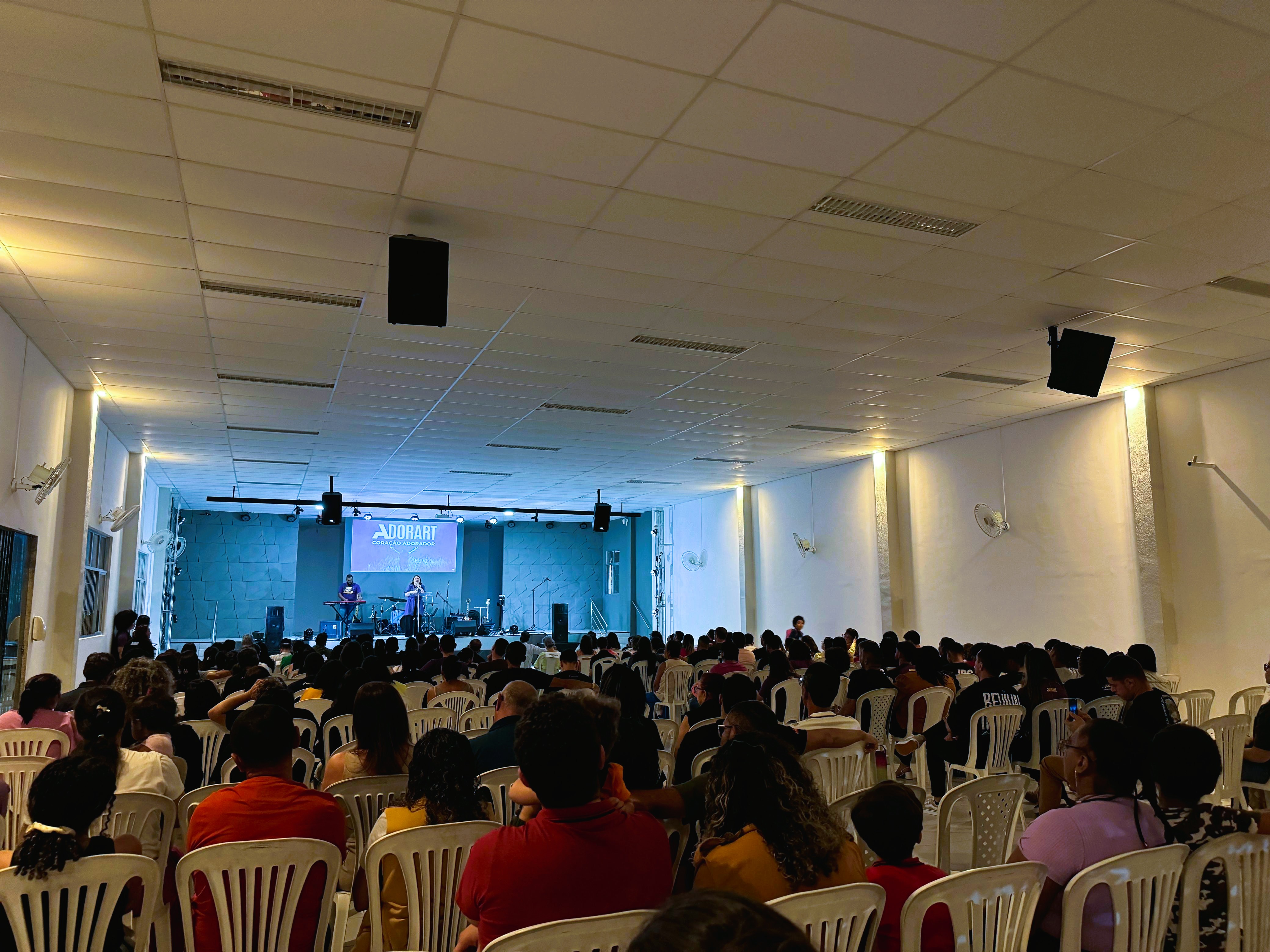 Imagem da igreja e comunidade reunida